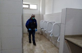 Gemlik Belediyesi okul tuvaletlerini ilaçlıyor